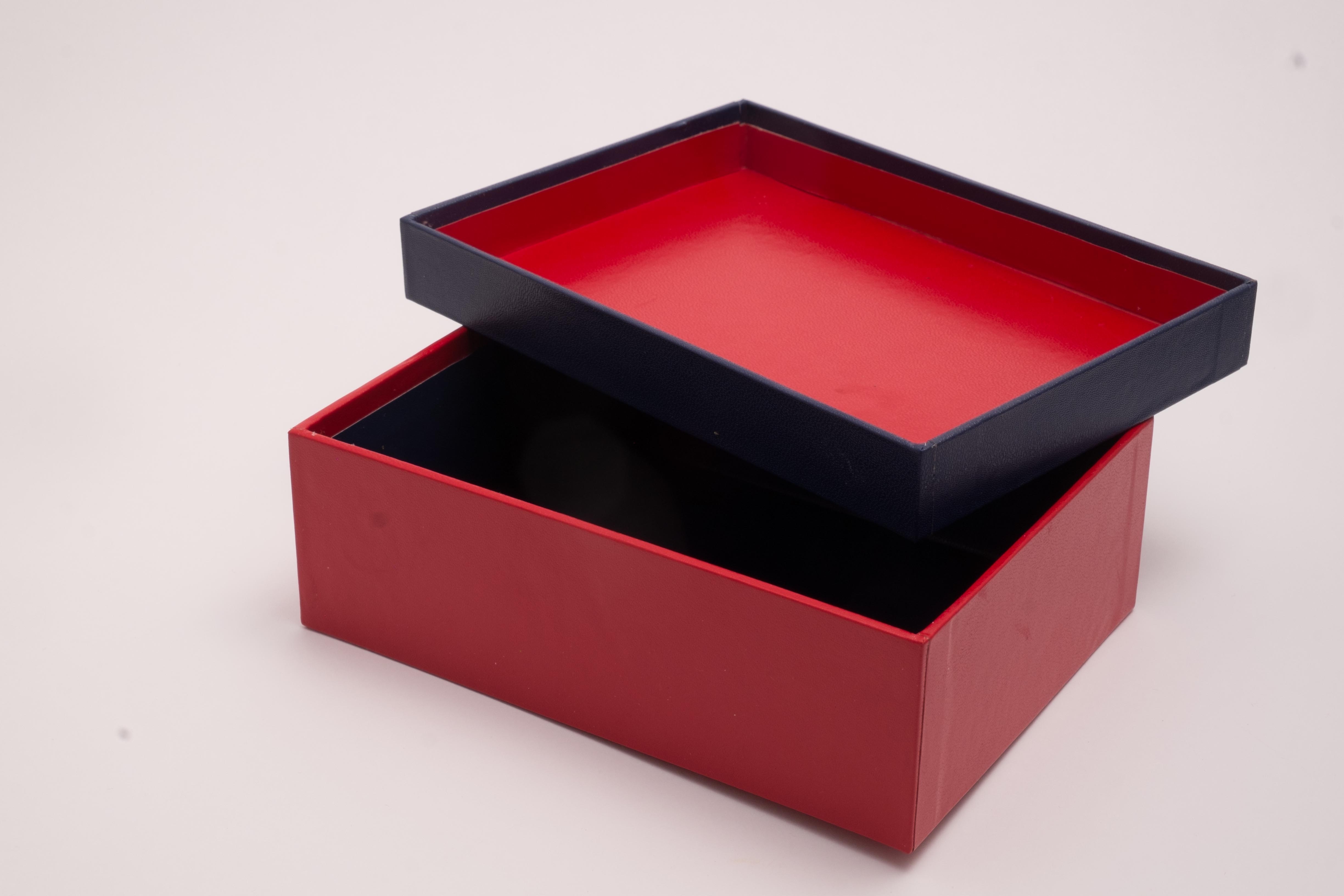 Schachtel blau rot offen